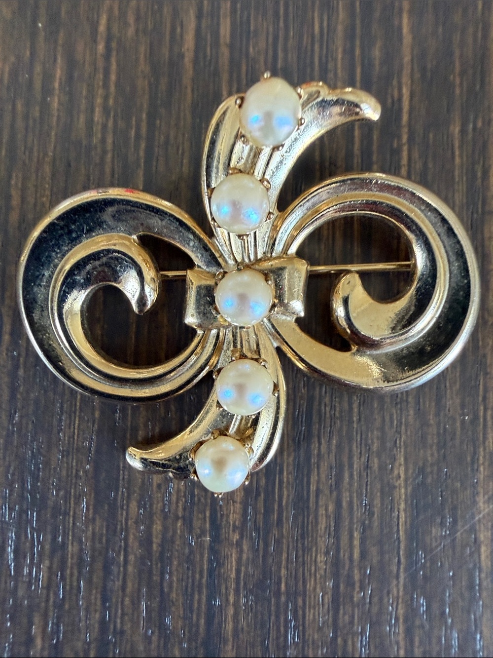 VINTAGE GOLD-TONE BOW & SCROLL FAUX PEARL STATEMENT BROOCH